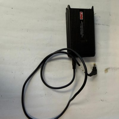 kannettavan autolaturi (12–24V → 15.6V)