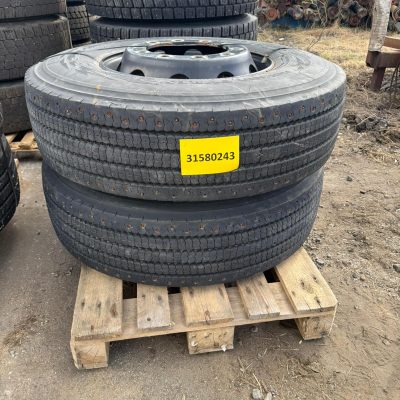 Käytetyt pinnoittamattomat renkaat vanteineen 315/80 22,5 2kpl