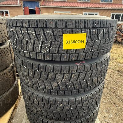 Käytetyt pinnoittamattomat renkaat vanteineen 315/80 22,5 4kpl
