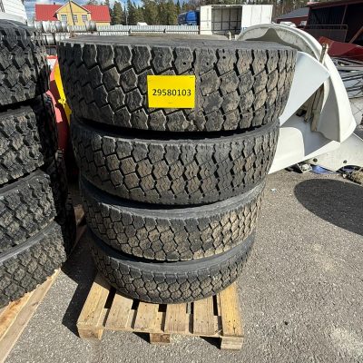 Käytetyt pinnoittamattomat renkaat vanteineen 295/80 22,5 4kpl