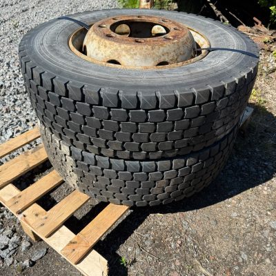 Käytetyt pinnoittamattomat renkaat vanteineen 265/70R 19,5 2kpl