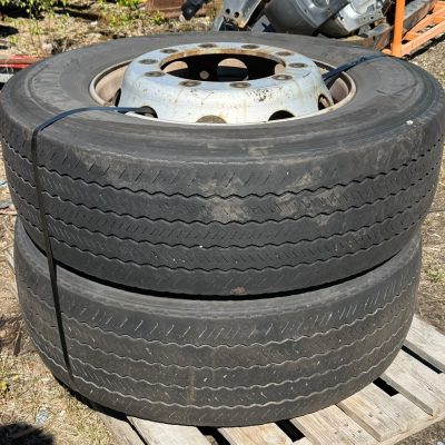 Käytetyt pinnoittamattomat renkaat vanteineen 315/70R 22,5 2kpl