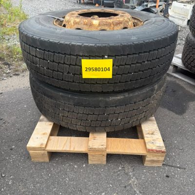 Käytetyt pinnaamattomat renkaat vanteineen 295/80 R22,5 2kpl