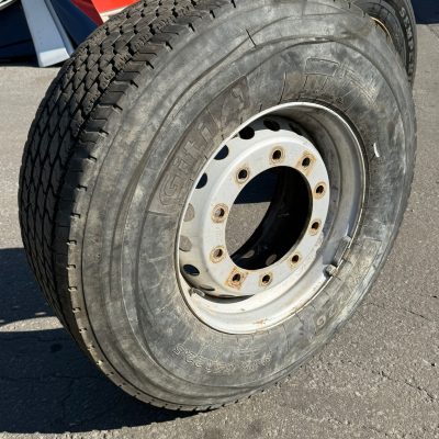 Käytetty pinnoittamaton rengas vanteella 385/65 22,5 1kpl