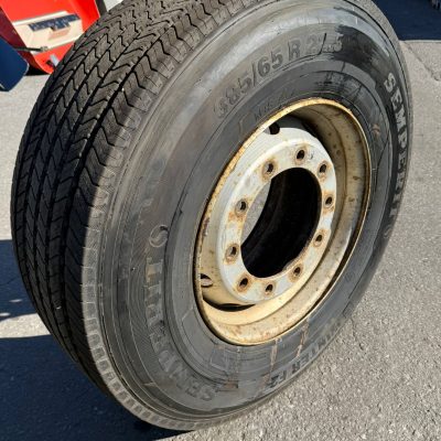Käytetty pinnoittamaton rengas vanteella 385/65 22,5 1kpl