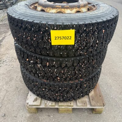 Käytetyt pinnoittamattomat renkaat 275/70R 22,5 vanteineen 3kpl